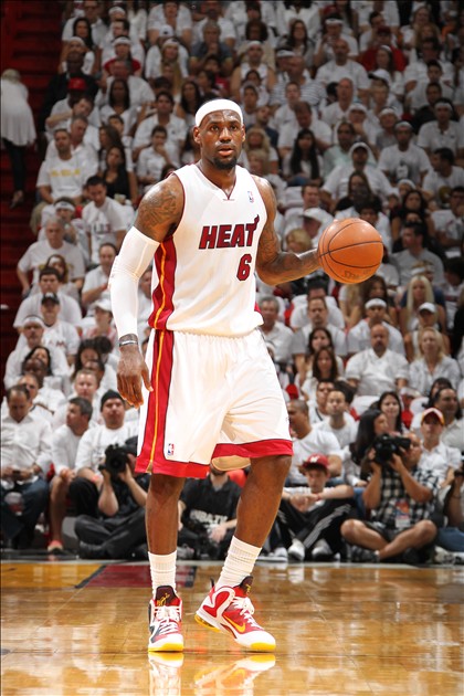 山东泰山稳扎稳打继续高居前列（山东泰山稳步前行，继续位列前茅）