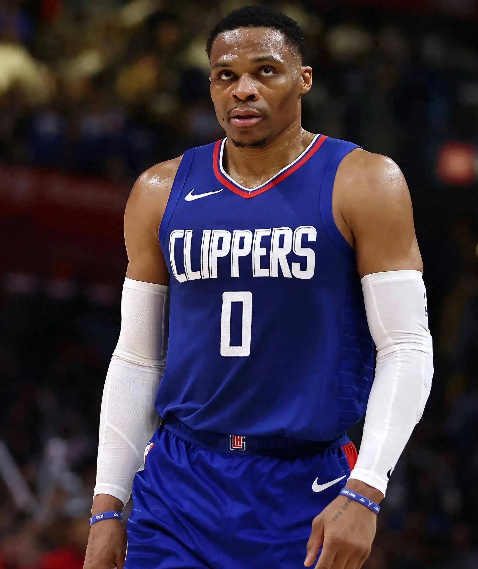 西媒：欧洲没球队愿满足维尼修斯薪资要求，和沙特没正式协议（西媒：欧洲俱乐部无人愿匹配维尼修斯薪水，尚未与沙特达成正式协议）