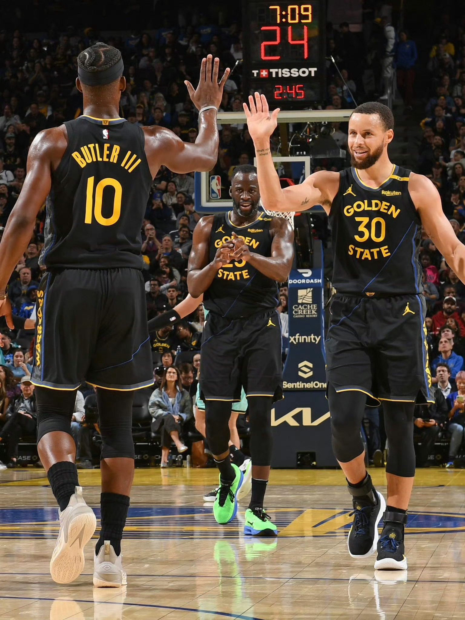 球迷：这队真的值得所有掌声（球迷盛赞：这支球队配得上满堂喝彩）